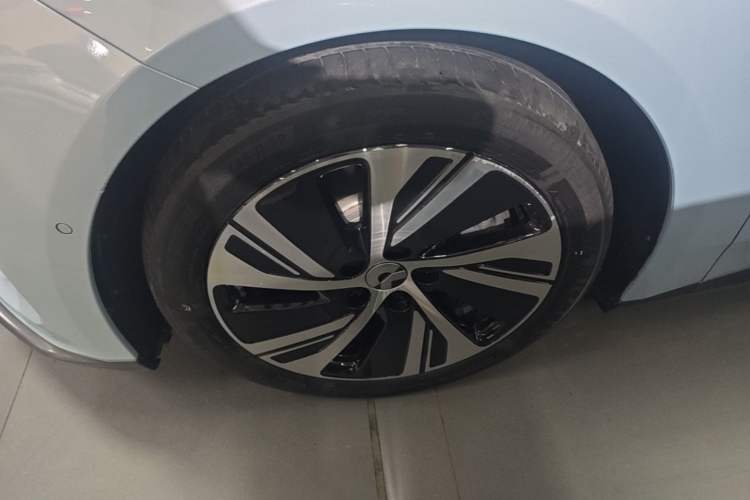 Used Nio ET5 2022 75 kWh Left Front Wheel Hub