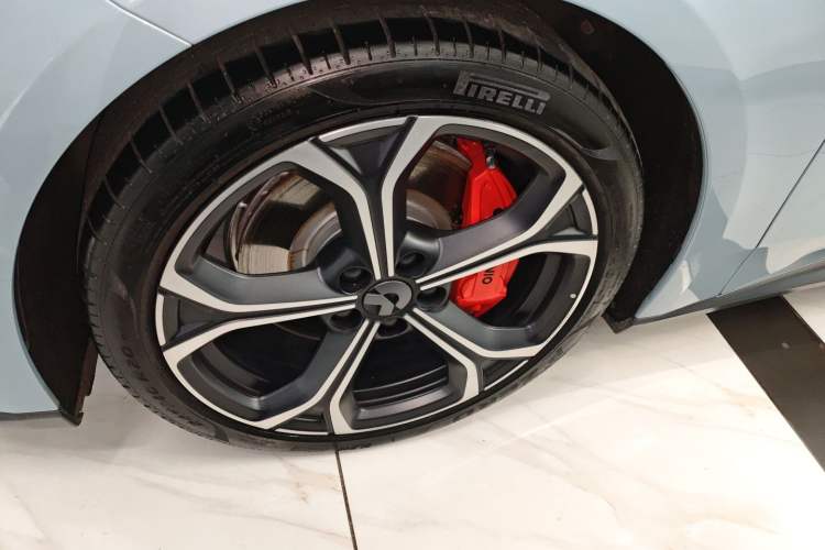 Used Nio ET5 2022 75 kWh Left Front Wheel Hub