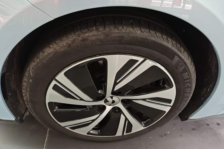 Used Nio ET5 2022 75 kWh Left Front Wheel Hub