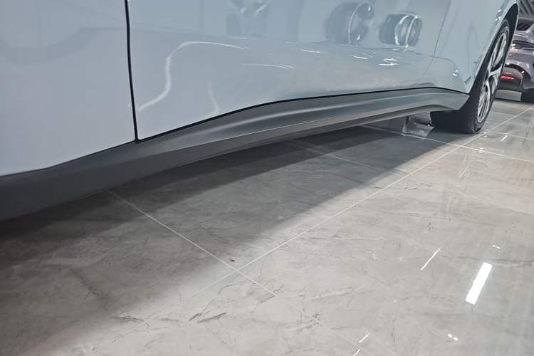 Used Nio ET5 2022 75 kWh Left Side Sill