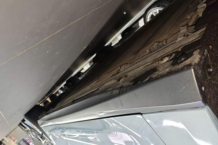 Used Nio ET5 2022 75 kWh Left Side Sill