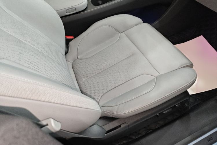Used Nio ET5 2022 75 kWh Right Front Seat