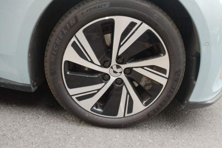 Used Nio ET5 2022 75 kWh Right Front Wheel Hub