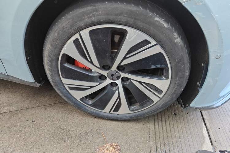 Used Nio ET5 2022 75 kWh Right Front Wheel Hub