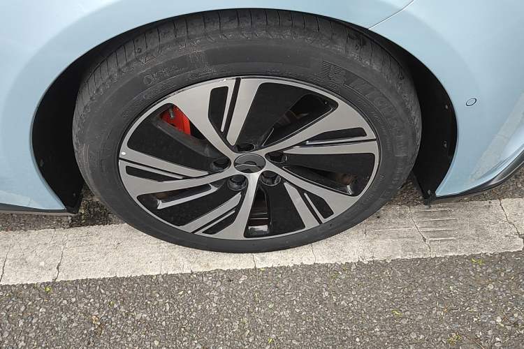 Used Nio ET5 2022 75 kWh Right Front Wheel Hub