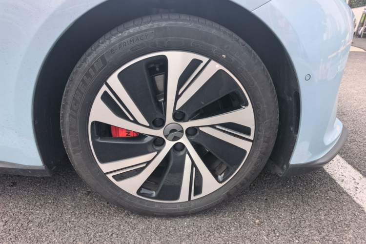 Used Nio ET5 2022 75 kWh Right Front Wheel Hub
