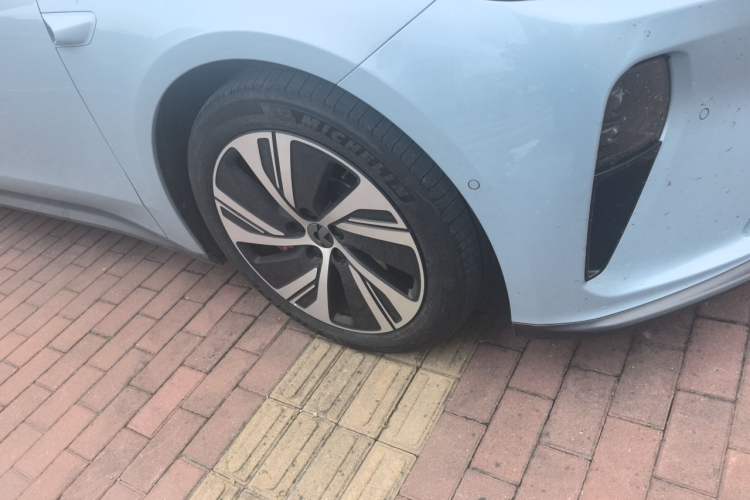 Used Nio ET5 2022 75 kWh Right Front Wheel Hub