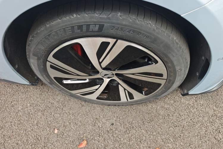 Used Nio ET5 2022 75 kWh Right Front Wheel Hub