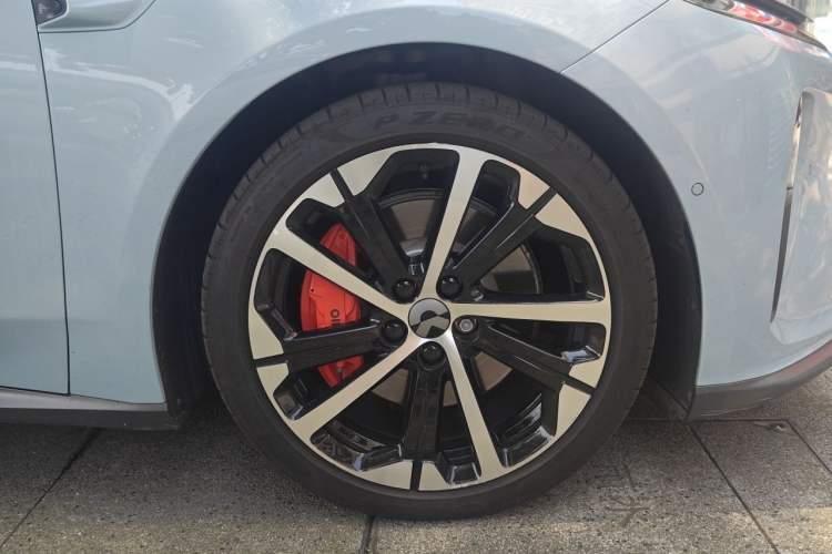 Used Nio ET5 2022 75 kWh Right Front Wheel Hub