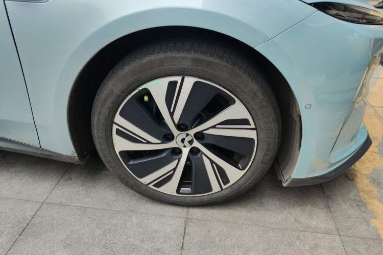 Used Nio ET5 2022 75 kWh Right Front Wheel Hub