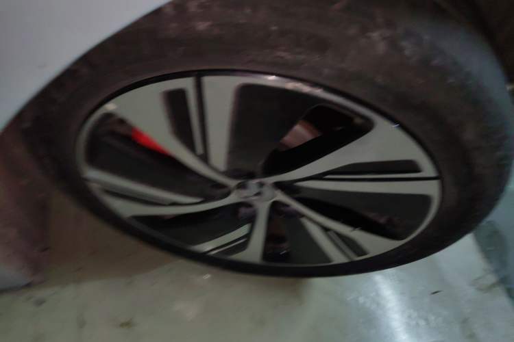 Used Nio ET5 2022 75 kWh Right Front Wheel Hub