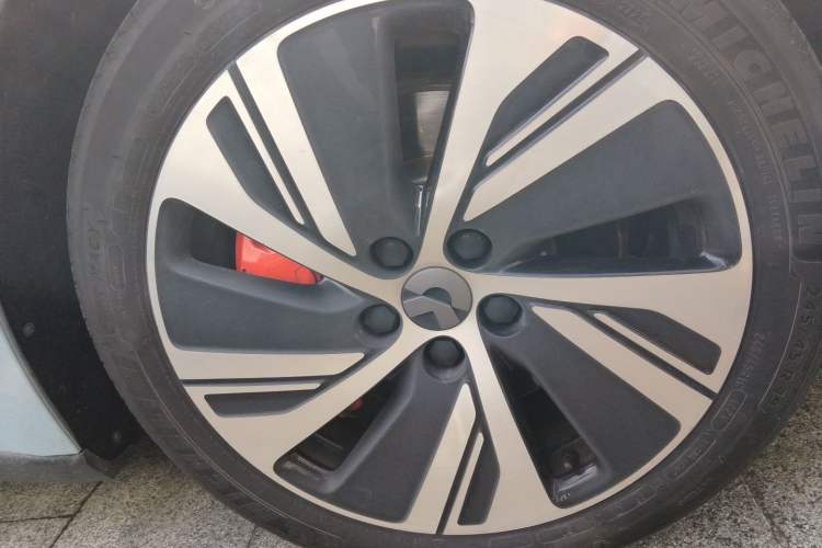 Used Nio ET5 2022 75 kWh Right Front Wheel Hub