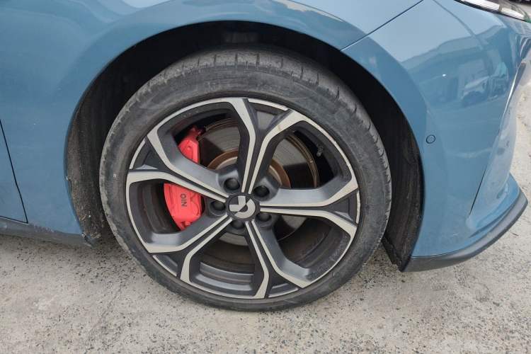 Used Nio ET5 2022 75 kWh Right Front Wheel Hub