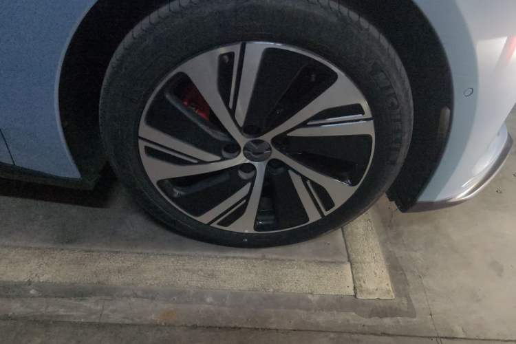 Used Nio ET5 2022 75 kWh Right Front Wheel Hub