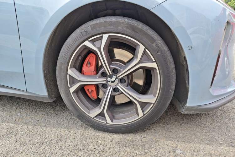 Used Nio ET5 2022 75 kWh Right Front Wheel Hub