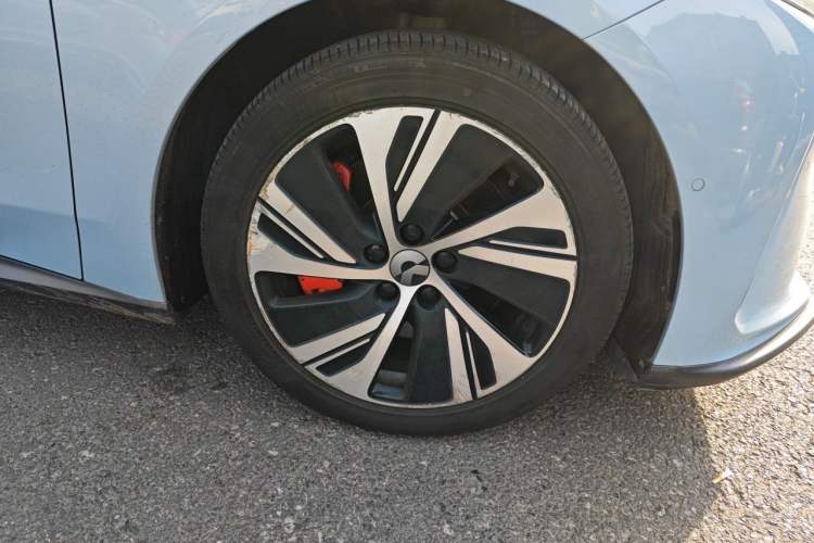 Used Nio ET5 2022 75 kWh Right Front Wheel Hub