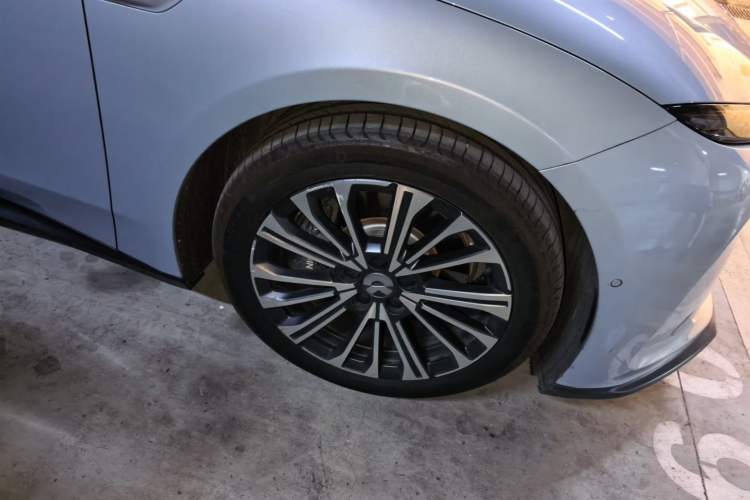 Used Nio ET5 2022 75 kWh Right Front Wheel Hub