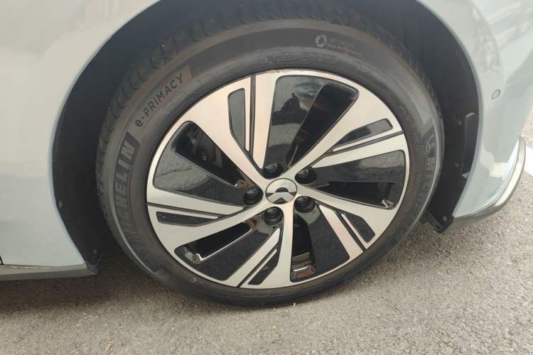 Used Nio ET5 2022 75 kWh Right Front Wheel Hub