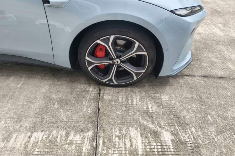 Used Nio ET5 2022 75 kWh Right Front Wheel Hub
