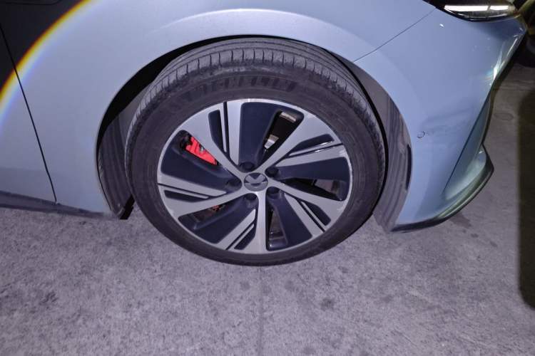 Used Nio ET5 2022 75 kWh Right Front Wheel Hub