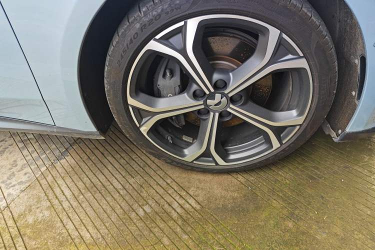 Used Nio ET5 2022 75 kWh Right Front Wheel Hub