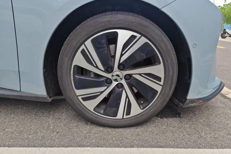 Used Nio ET5 2022 75 kWh Right Front Wheel Hub