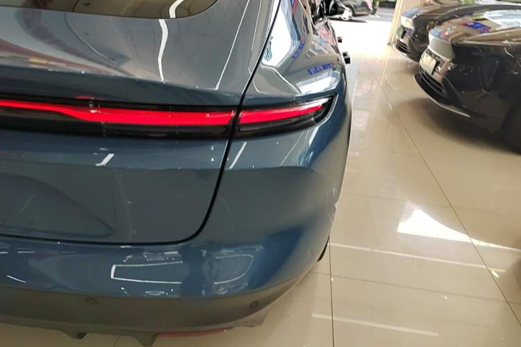 Used Nio ET5 2022 75 kWh Right Rear Taillight