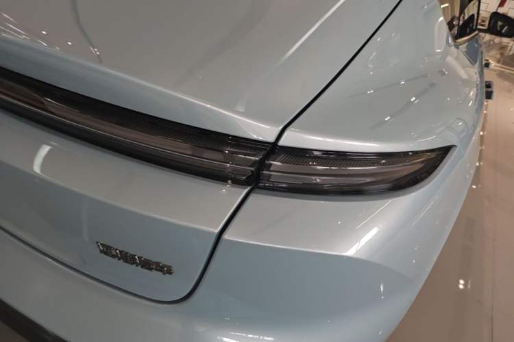 Used Nio ET5 2022 75 kWh Right Rear Taillight