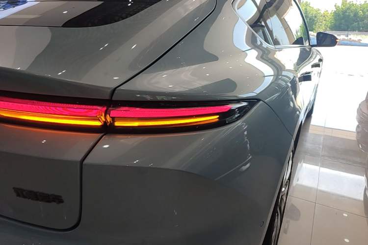 Used Nio ET5 2022 75 kWh Right Rear Taillight