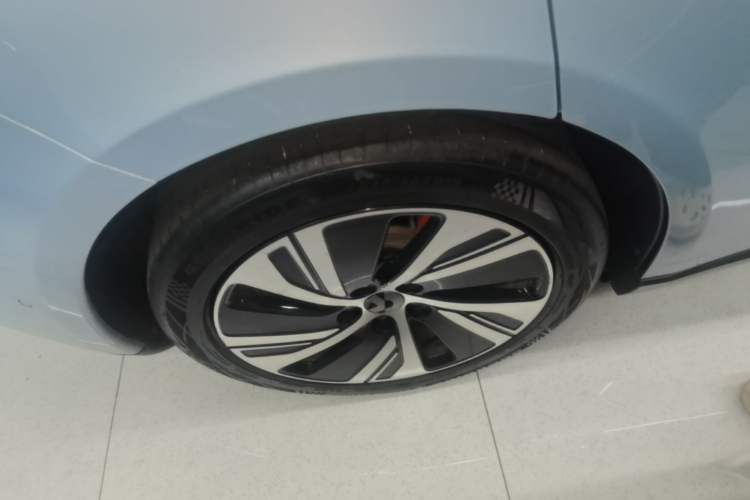 Used Nio ET5 2022 75 kWh Right Rear Wheel Hub