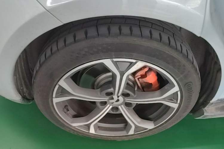 Used Nio ET5 2022 75 kWh Right Rear Wheel Hub