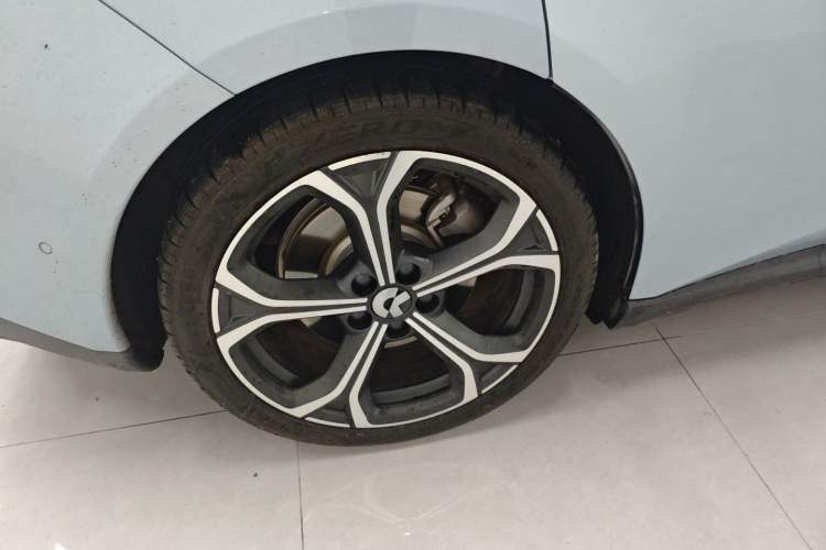 Used Nio ET5 2022 75 kWh Right Rear Wheel Hub