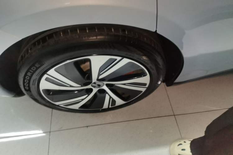 Used Nio ET5 2022 75 kWh Right Rear Wheel Hub