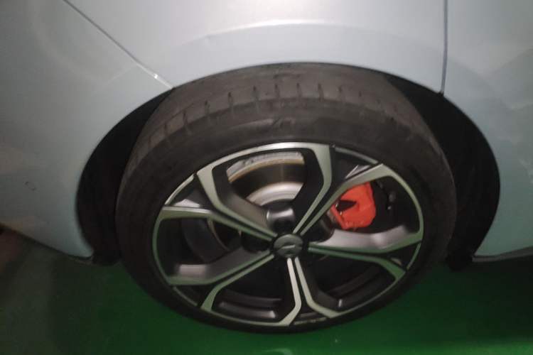 Used Nio ET5 2022 75 kWh Right Rear Wheel Hub