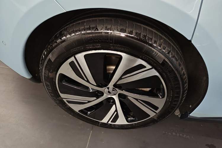 Used Nio ET5 2022 75 kWh Right Rear Wheel Hub