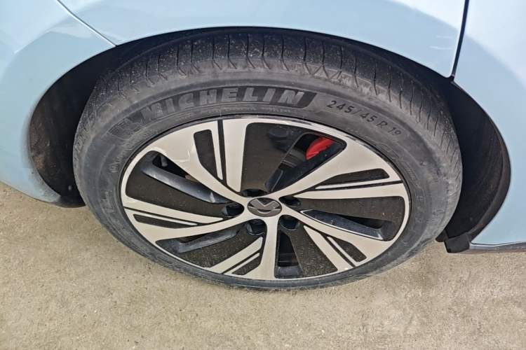Used Nio ET5 2022 75 kWh Right Rear Wheel Hub