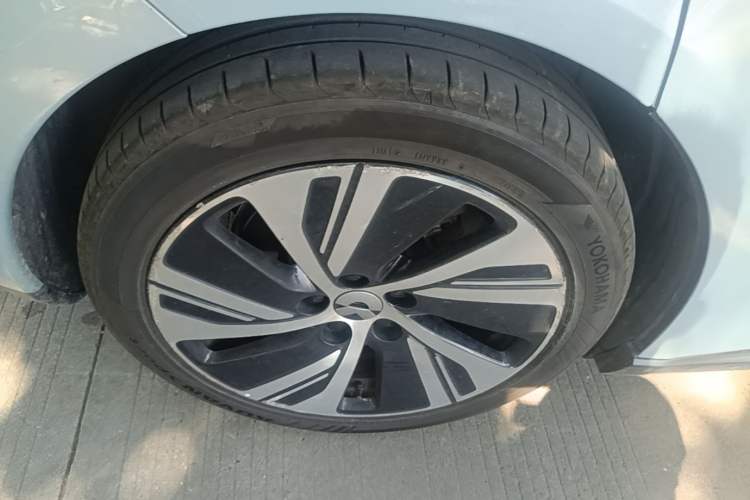 Used Nio ET5 2022 75 kWh Right Rear Wheel Hub