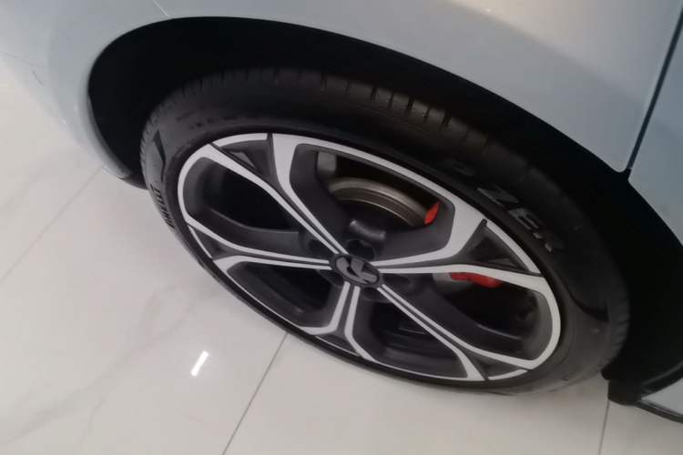 Used Nio ET5 2022 75 kWh Right Rear Wheel Hub