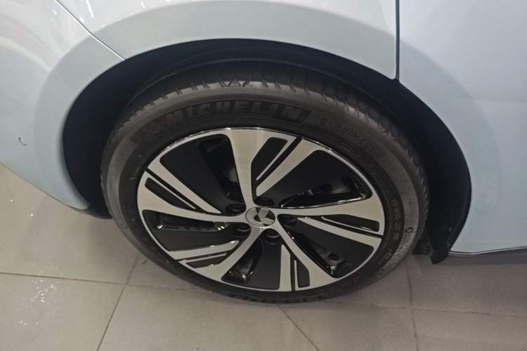 Used Nio ET5 2022 75 kWh Right Rear Wheel Hub