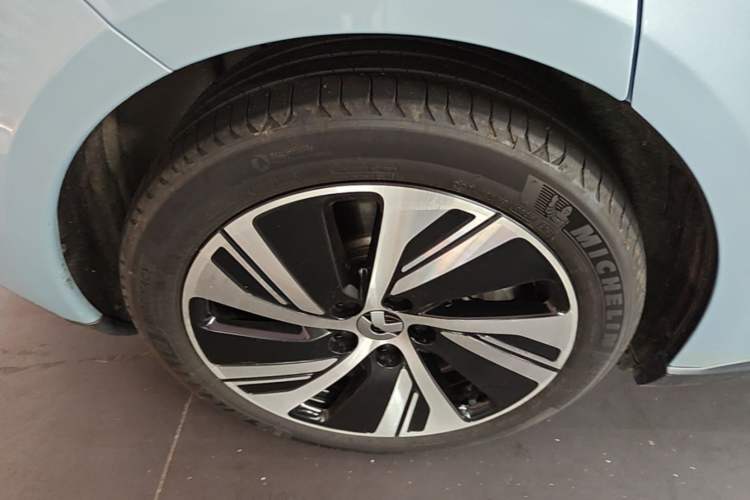Used Nio ET5 2022 75 kWh Right Rear Wheel Hub