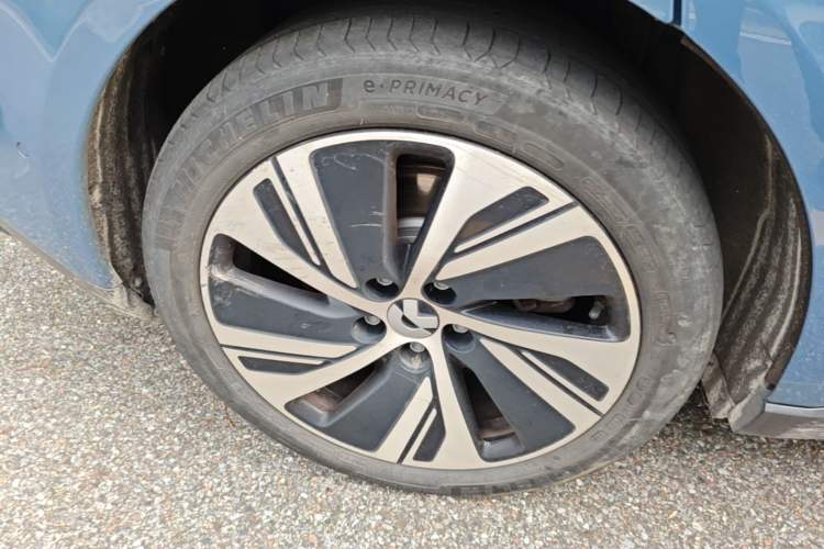 Used Nio ET5 2022 75 kWh Right Rear Wheel Hub