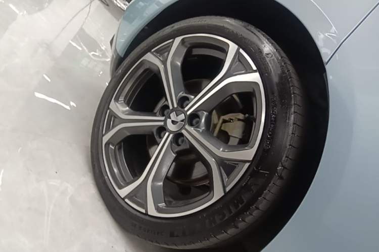 Used Nio ET5 2022 75 kWh Right Rear Wheel Hub