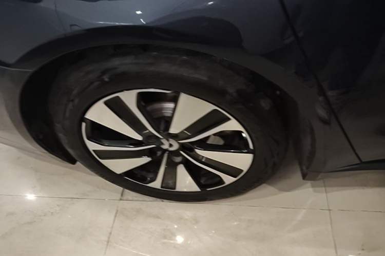Used Nio ET5 2022 75 kWh Right Rear Wheel Hub