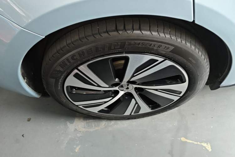 Used Nio ET5 2022 75 kWh Right Rear Wheel Hub