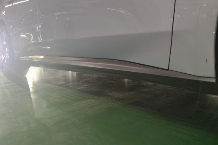 Used Nio ET5 2022 75 kWh Right Side Sill