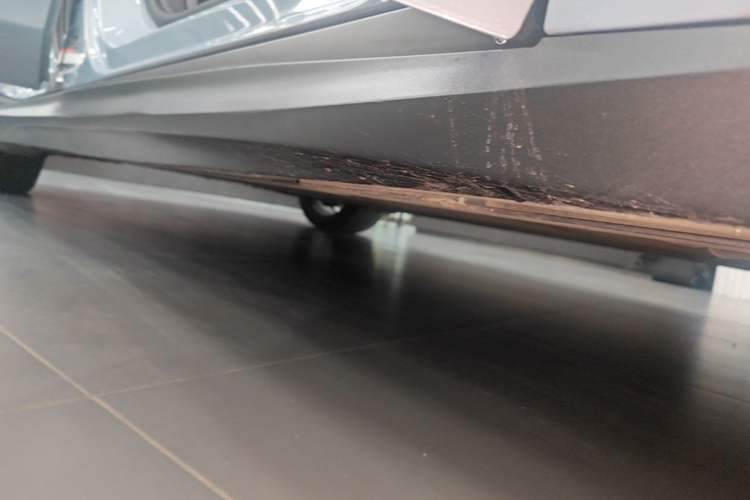 Used Nio ET5 2022 75 kWh Right Side Sill
