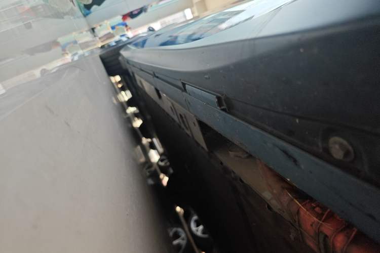 Used Nio ET5 2022 100 kWh Right Side Sill