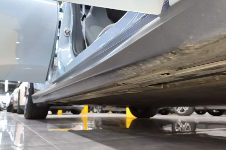 Used Nio ET5 2022 75 kWh Right Side Sill