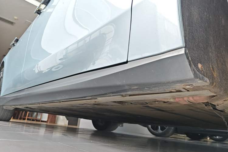 Used Nio ET5 2022 75 kWh Right Side Sill