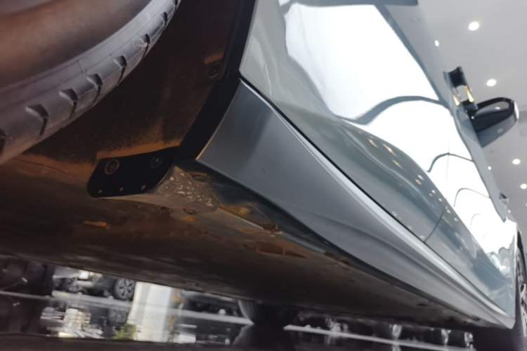 Used Nio ET5 2022 75 kWh Right Side Sill